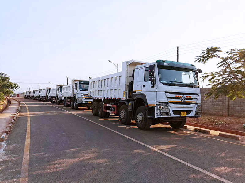 Les camions bennes 8X4 du distributeur SINOTRUK REBA INDUSTRIAL CORPORATION LIMITED sont prêts à être livrés au client dans la région minière de la Zambie, utilisés pour le transport de la mine de cuivre.